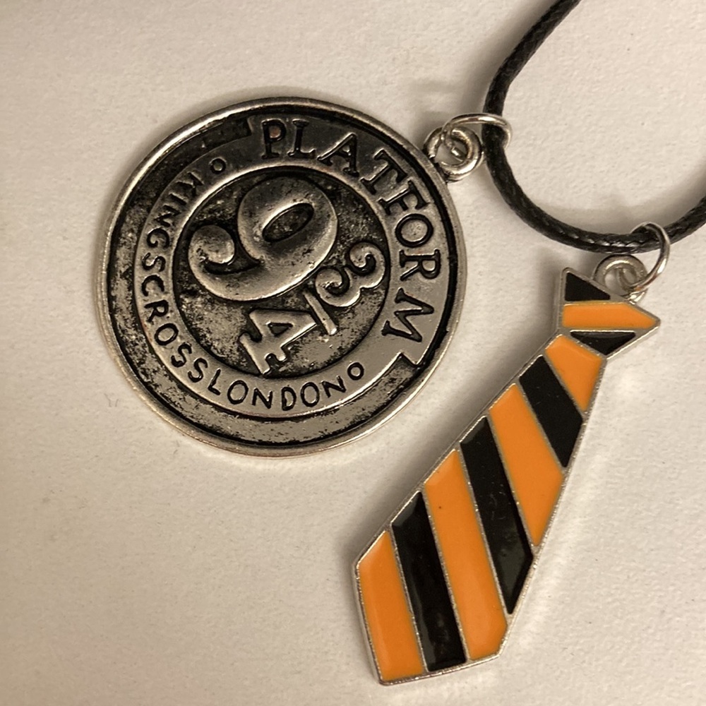 ⭐️ Host Pick ⭐️ NWOT - Harry Potter Necklace 9 3/4 Platform Tie Charms (Replica)